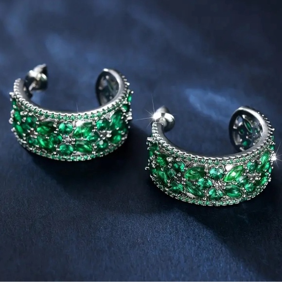 Exquisite Emerald Green C-Shaped Hoop Earrings - Picture 2 of 4